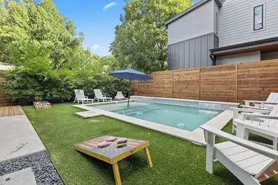 Image de Downtown Luxury Oasis - Heated Pool - 7 Bedroom