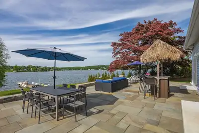 Image de Candlewood Lakefront 3bd/ 2 bath house w/ 180 degree views!