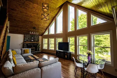 Image de 🌞Paradise Palace Waterfront Cottage hottub 7br🌞 3500 sq ft. Large games room