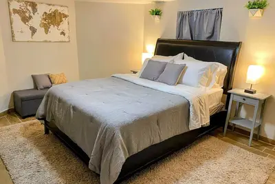 Image de King Bed, Personal Parking & In-Unit Laundry!