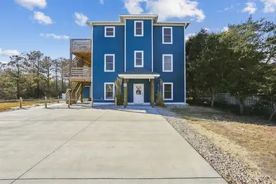 Image de 1486 - Blue Retreat, 8-bed 7. 5-bath Corolla, Nc, pet friendly, private pool, hot tub, game room