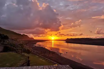 Image de You can't get closer to the water if you tried