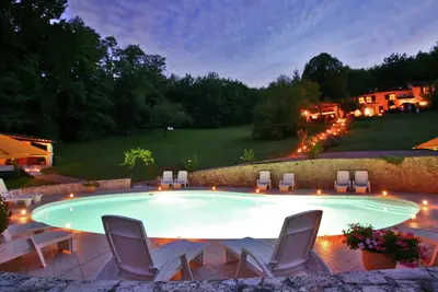 Image de Maison de vacances moderne Ă Souillac avec piscine