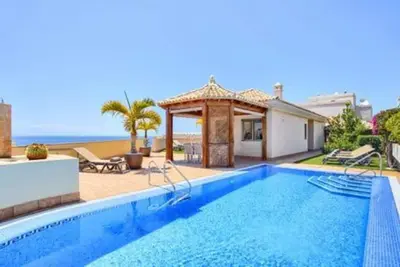 Image de Majestueuse maison de vacances avec piscine