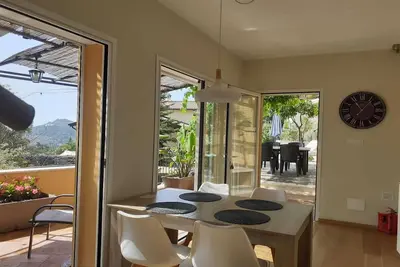 Image de Escapade chic sur une colline côtière