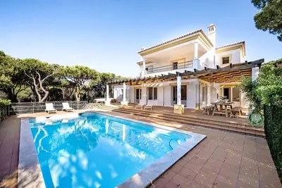 Grande villa avec piscine privée à distance de marche de la plage