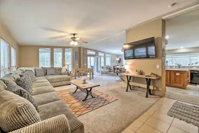 Image de Rustic Escape w/ Deck, Hot Tub & Mountain Views