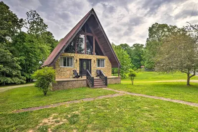 Image de A-Frame Cabin w/ Hot Tub, Walk to Kentucky Lake!