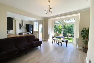 Image de South facing newly renovated large home