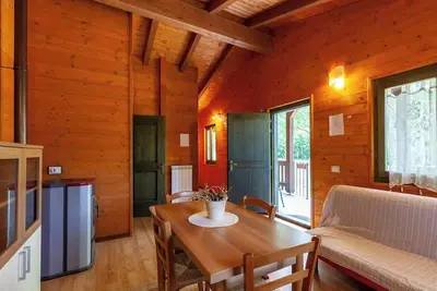 Image de Chalet Anemone - Villaggio Anemone avec vue sur les montagnes et terrasse.