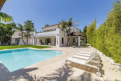 Image de Villa de vacances à louer à Marbella, près de la mer, avec piscine et Wi-Fi.