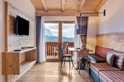 Image de Appartement de vacances 'Hatzes App Langkofel' avec vue sur les montagnes, balcons et Wi-Fi.