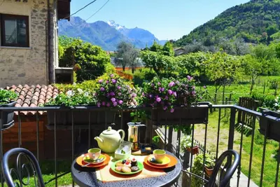 Image de Appartement magnifique avec jardin et Wi-Fi. Animaux admis