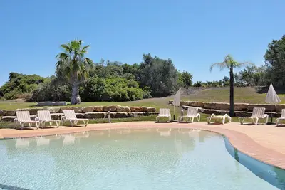 Image de Appartement Pestana Gramacho Residence T2 avec vue sur les montagnes, piscine et Wi-Fi.