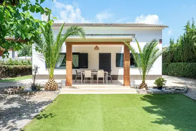 Villa avec jardin à côté de la plage