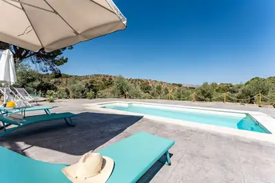 Image de Finca 'Cortijo La Zahurdilla' avec vue sur les montagnes, piscine privée, Wi-Fi et jardin.