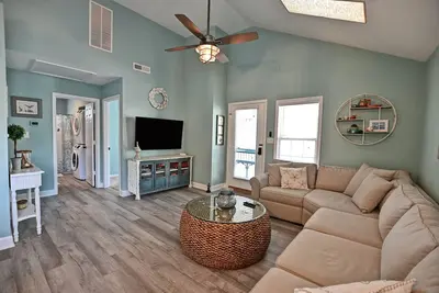 Image de Beautiful and Completely Renovated 2 Bedroom/1. 5 Bathroom Cottage nestled near the Beach! Pool, Tennis, Wifi and more!