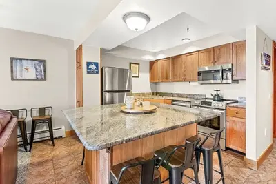 Image de Condo just steps from Tamarack Lift - Cozy up by the fireplace!