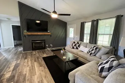 Image de Newly remodeled, handicap accessible overlooking pool, play area