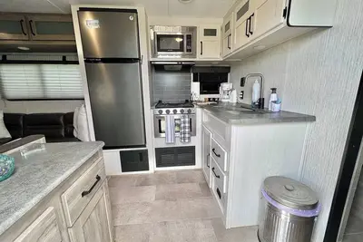 Image de Fully loaded camper on stunning 1500 meter private lot. Great location!