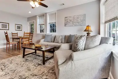 Image de Charming Ground Level Apartment Steps to Forsyth Park by Lucky Savannah