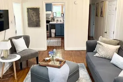 Image de Quaint Cottage w/ Peloton & Sauna near Hiking