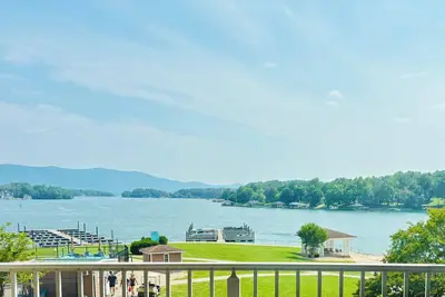 Image de Escape: Sml Lakefront w/ Serene Views, Amenities, Fun!