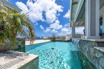 Image de Vessup View · 5br -Walk to the beach! Close to the Ritz Carlton!