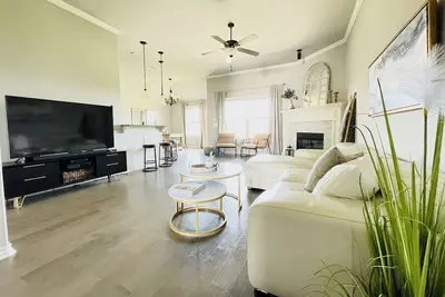 ♥Fireplace, backyard, washer dryer, walking trails