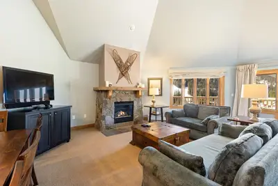 Image de Gorgeous Penthouse w/ Vaulted Ceilings/Walk to the Lifts/Pool and Hot Tub Access