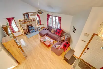 Image de Private Home in Poconos -Country Club-New Renovated heated Pool, Beach, & more