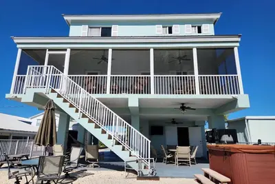 Image de Large 3-story Home on the Water - 45ft dock