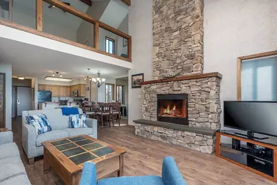 Image de Stunning views of the lake, private balcony & gorgeous fireplace - Spacious Marina Cay Getaway