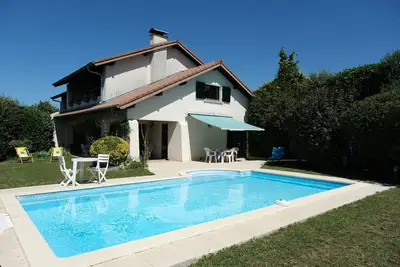 Image de Villa 7 pers- Piscine- 6 mn de la plage- jardin clos arboré-2 terrasses-au calme