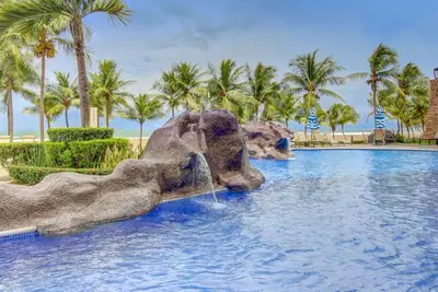 Image de Modern, oceanfront 8th-floor condo with great views, WiFi, W\/D, Ac, & pool