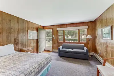 Image de Cozy hotel-style suite right on the water, shared patio, free WiFi