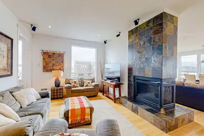 Image de Waterfront, dog-friendly home with fast WiFi, game room, grill & stunning views