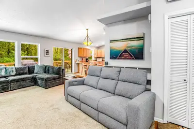 Image de Beautiful home with large deck, gas grill, nestled around the trees