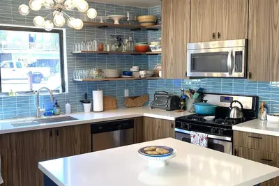 Image de Updated Mid-Century beach house --10 minute walk to the beach