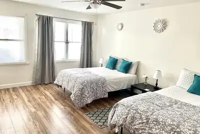 Image de Comfy, Clean & Spacious w/2 TVs, parking, laundry