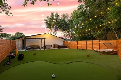 Image de Huge Yard, Putting Green, Hot Tub & King Bed! Walk to Barton Springs/Zilker Park