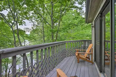 Image de Beaver Lake Retreat w/ Deck & Private Hot Tub