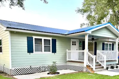 Image de Cozy Creole Cottage 5 minute drive to beach sleeps 8