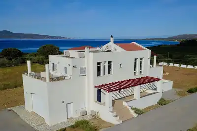 Image de Neapoli Beach Retreat - 4 bed, 4. 5 bath Custom Home! Steps to the Sandy Beach!