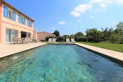 Image de Villa pour 8 personnes avec piscine individuelle à 300 m de la mer située à Grimaud