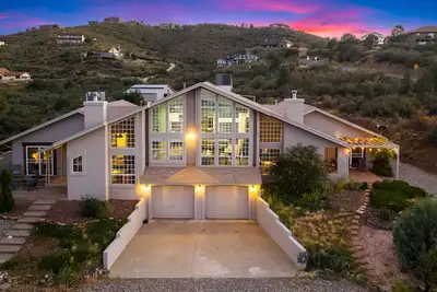 Image de Lynx Lake Luxe Vacation Rental Wrapped in Modern Elegance | 6-Br House, Prescott | Sleeps 22 • Hot Tub • Game Rm • Ev Charger • Horse Stalls