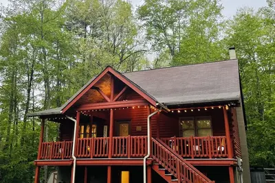 Image de Cozy Cabin, close to Wisp w Firepit, Pool Table, Pets!