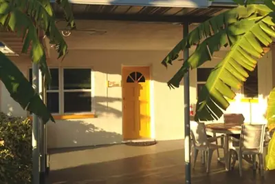 Image de The Lazy Lemon Cottage Steps From the Beach, Frenchys and Palm Pavilion.