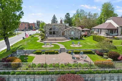 Image de Harbor View! Walk Out The Door Into Downtown Lex!