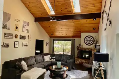 Image de Recently remodeled chalet inspired home-minutes to town, hiking, biking and golf